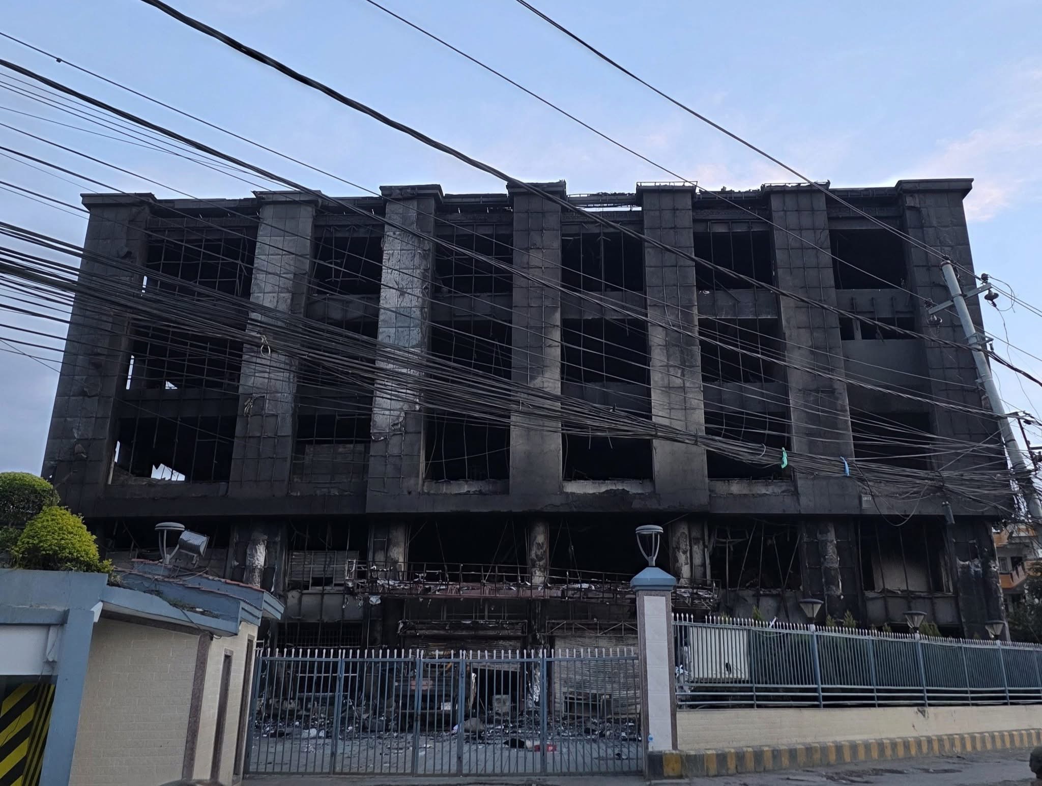 देशकै सबैभन्दा ठूलो चेन भएको सुपरमार्केट भाटभटेनी सुपरमार्केट जलेपछि दशैंको मुखमा ५ हजार भन्दा बढी कामदारको रोजगारी संकटमा परेको छ !