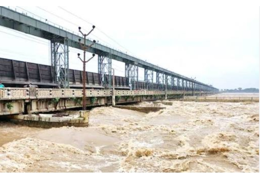 कोशी ब्यारेजमा पानीको बहाव बढेपछि ब्यारेजका ५६ वटै ढोका खुला गरी उच्च जोखिम घोषणा