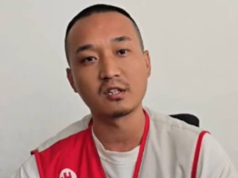 काठमाडौँका प्रहरी अधिकृतले तत्काल जाहेरी दर्ता गर्न नसकिने बताएपछि गुरुङले धम्कीपूर्ण शैलीमा भोलि देखाइदिन्छौँ’